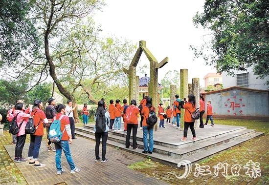 游客到歇馬村勵志園“打卡”。