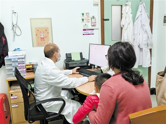 老人和小孩是流感易感人群，要注意防護(hù)。圖為醫(yī)生為患兒看診。