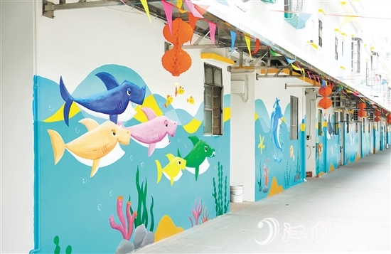 改造后草洲村小區(qū)，樓棟外立面整潔干凈，讓人眼前一亮。