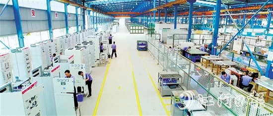 翠山湖高新區(qū)搶抓省產(chǎn)業(yè)轉(zhuǎn)移、超長期國債和大規(guī)模設(shè)備更新等政策機(jī)遇，鼓勵企業(yè)加大研發(fā)投入、積極開展科創(chuàng)活動。圖為海鴻電氣有限公司生產(chǎn)車間。