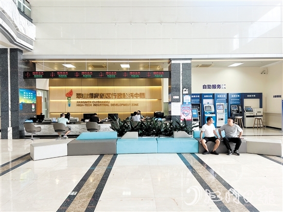 翠山湖高新區(qū)大力提升行政審批效率，建立健全審批與服務(wù)機(jī)構(gòu)，積極承接關(guān)鍵管理權(quán)限，大幅精簡程序、縮短時限。