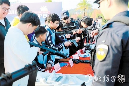 “110宣傳日”活動中，市民體驗警用裝備。
