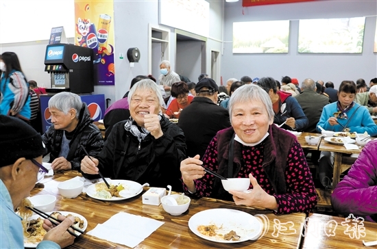 在活動(dòng)主會(huì)場(chǎng)，長(zhǎng)者一邊吃著自助餐，一邊為活動(dòng)點(diǎn)贊。