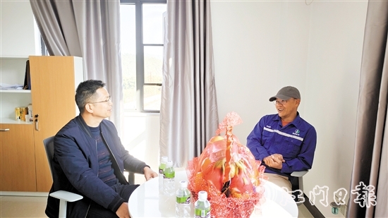 恩平市人社局慰問(wèn)高級(jí)人才恩平市佛燃能源有限公司高級(jí)工程師何偉搪（右）。