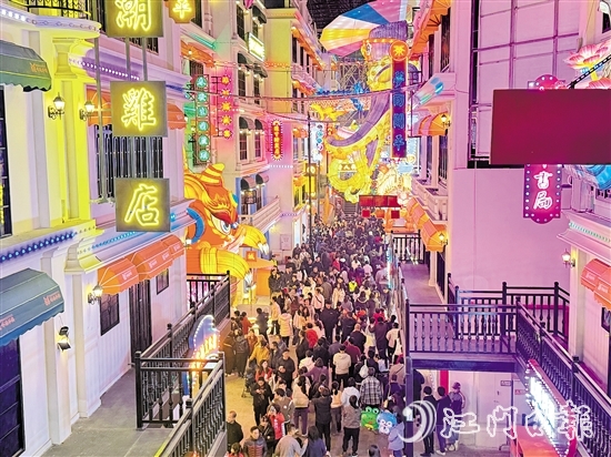 夢回開平·僑海華韻街區(qū)以夜經(jīng)濟(jì)為特色，為游客提供夜間休閑娛樂的好去處。