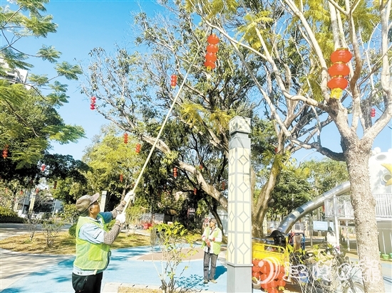 工作人員在開(kāi)平市各大公園懸掛燈籠，喜迎新春。