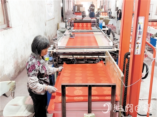 工人們忙著整理打包瓦當對聯(lián)紙。