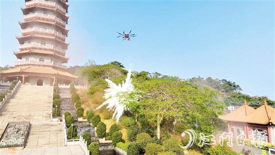 無(wú)人機(jī)精準(zhǔn)投下一枚滅火彈，瞬間四周騰起白色霧氣，火勢(shì)得到有效控制。