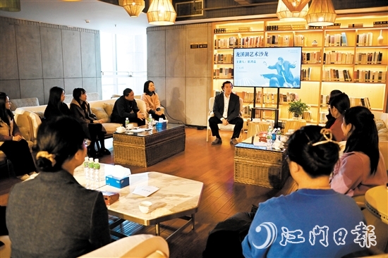 一場(chǎng)關(guān)于“音樂(lè)與素質(zhì)教育”的交流會(huì)在江海區(qū)龍溪湖閱讀中心舉行。