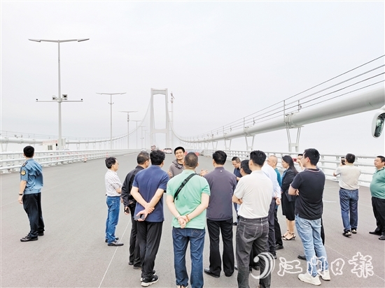 深中通道通車前，新會區(qū)政協(xié)委員前往項目現(xiàn)場調(diào)研。