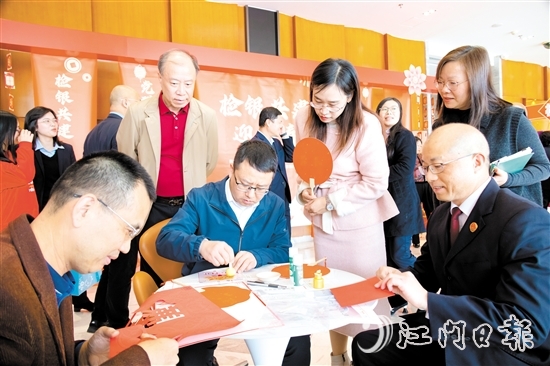 活動現(xiàn)場，不少人親手制作廉潔手工藝品。