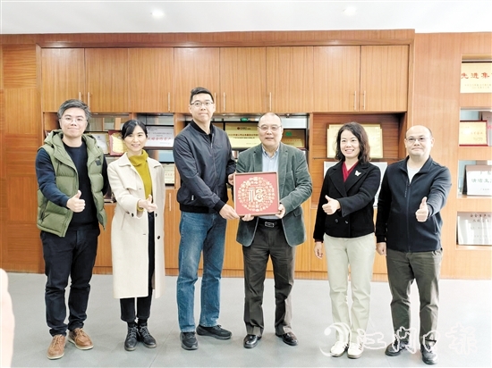 鶴山市總工會(huì)向世運(yùn)電路等重點(diǎn)企業(yè)贈(zèng)送“福”字畫。