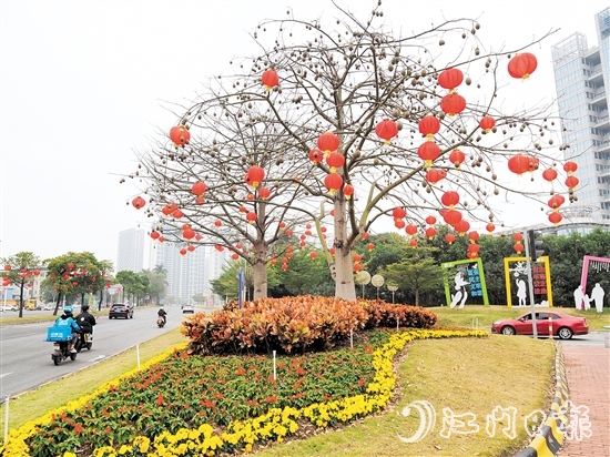 鶴山城區(qū)主要干道增花添綠、張燈結(jié)彩，新春氛圍濃厚。