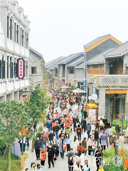 去年春節(jié)，不少市民、游客來(lái)到江門古勞水鄉(xiāng)旅游區(qū)游玩，感受水鄉(xiāng)魅力。