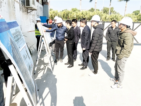 江門工行工作人員走進(jìn)某工程項(xiàng)目開展調(diào)研。