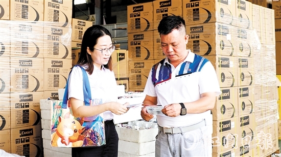 江門農(nóng)商銀行客戶經(jīng)理走訪農(nóng)戶。