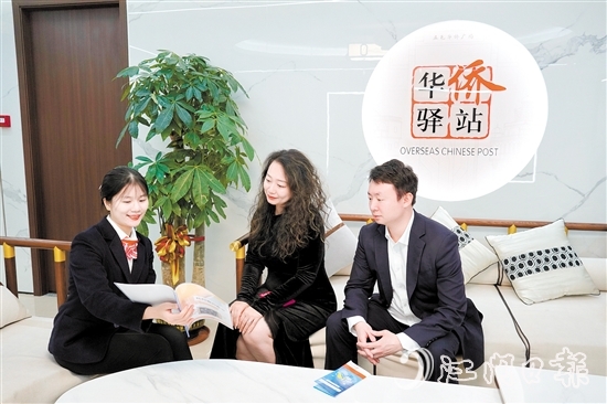江門中行員工為私行客戶介紹最新的理財(cái)方案。