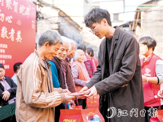 禮樂鄉(xiāng)親接收慰問金以及禮物。