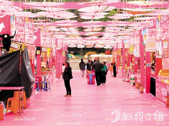 江南文化廣場的迎春花市充滿了濃濃的中國風(fēng)元素。劉瓊