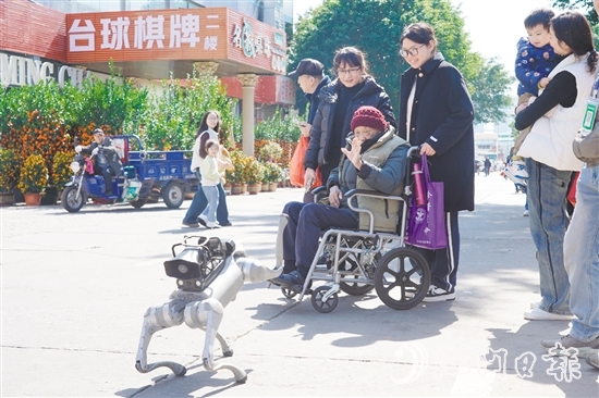 電子警犬與市民友好互動(dòng)。