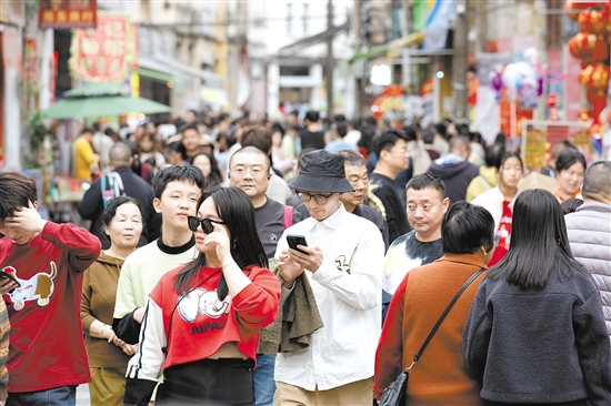 長堤歷史文化街區(qū)游人如織。