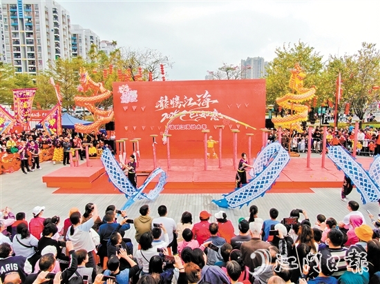 春節(jié)假期，市民游客在看舞龍表演，大飽眼福。