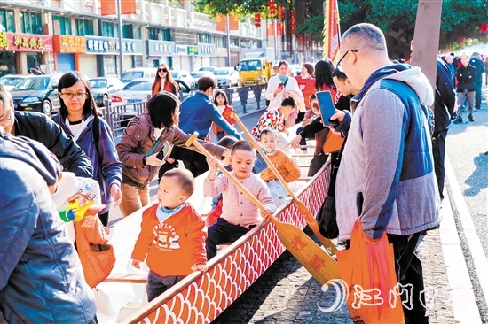 禮樂龍舟劃進(jìn)“非遺版”春節(jié)，吸引眾多市民圍觀體驗(yàn)。