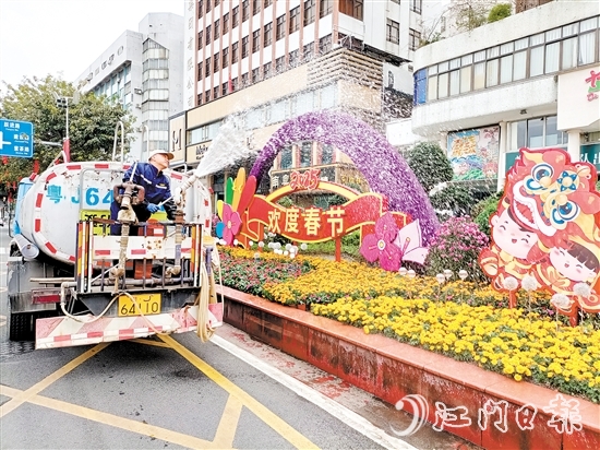 環(huán)衛(wèi)工人用心澆灌植物，擦亮城市容顏。