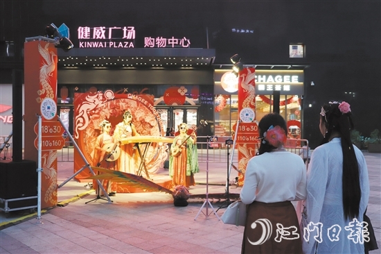 在健威廣場，身穿漢服的市民駐足欣賞國潮音樂表演。
