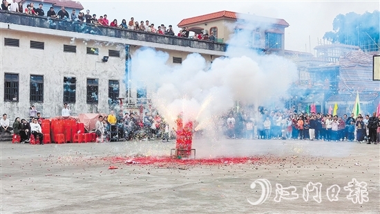 棠下鎮(zhèn)的傳統(tǒng)節(jié)慶活動搶花炮吸引了眾多村民圍觀和參與。