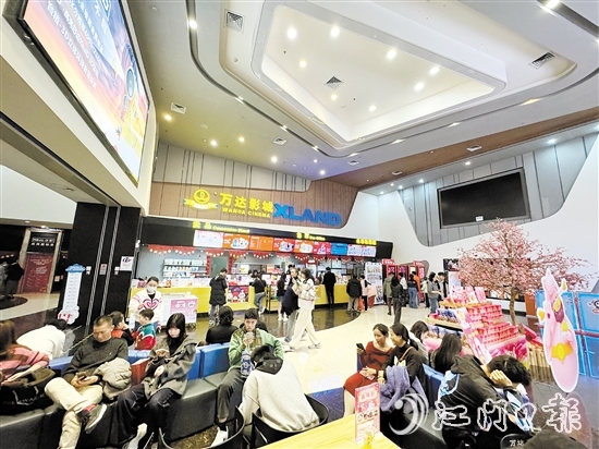 大年初二，江門萬達(dá)影城迎來許多觀影的市民。