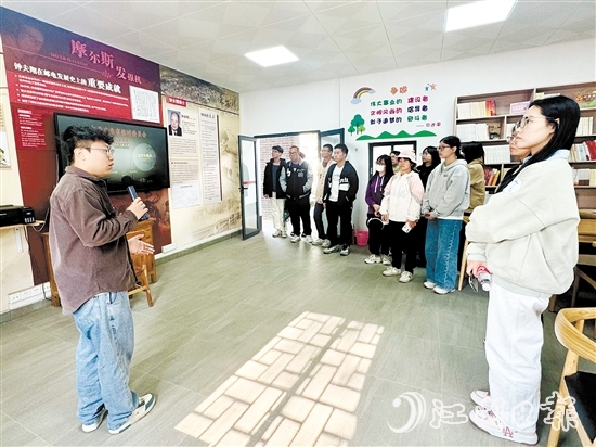 學(xué)子走訪省“百千萬(wàn)工程”典型村和企業(yè)，了解家鄉(xiāng)發(fā)展情況。