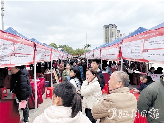 招聘會為企業(yè)和求職者搭建了良好的溝通橋梁。