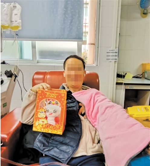 獻(xiàn)血可以挽救患者生命。