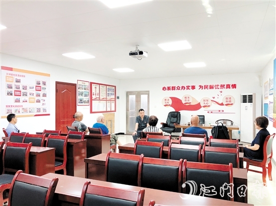 在“家庭調(diào)和會(huì)”上，羅雪峰耐心傾聽雙方的訴求。