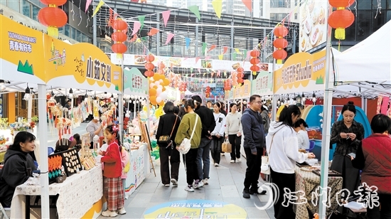 “青年集市”上，青春洋溢、人來人往。