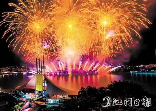 1月29日（農歷大年初一）晚上，“嘉士利”2025年春節(jié)煙花飛碟航空器匯演在三埠街道潭江河道（世紀之舟前）精彩綻放。