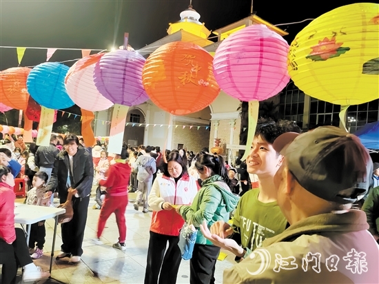 市民在猜燈謎中感受傳統(tǒng)文化魅力。