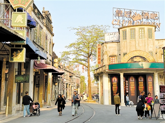 在赤坎華僑古鎮(zhèn)，游客可以漫步游覽觀賞600多座騎樓建筑。