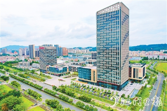 作為全市唯一的國家高新區(qū)，江海區(qū)要勇當(dāng)全市制造業(yè)高質(zhì)量發(fā)展“先行區(qū)”“排頭兵”。邱昱