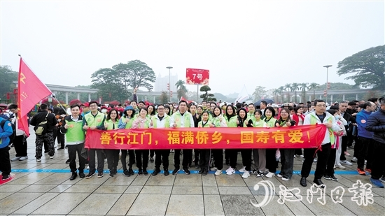 來自中國人壽江門分公司的60名志愿者代表身著統(tǒng)一服裝。