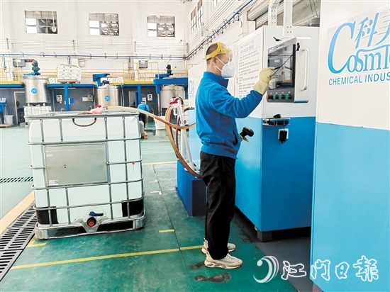 在臺(tái)山市科美化學(xué)工業(yè)有限公司生產(chǎn)車間內(nèi)，工人輕點(diǎn)電子屏幕，企業(yè)自主研發(fā)的表面劑自動(dòng)化生產(chǎn)設(shè)備馬上啟動(dòng)。