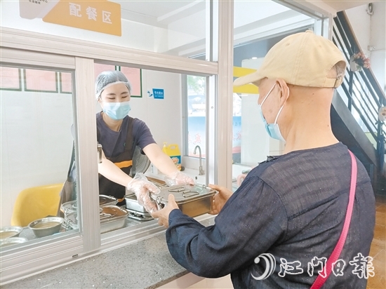 近年來，臺山市聚焦老年助餐服務(wù)需求，以建設(shè)長者飯?zhí)脼樽ナ?，?gòu)建起覆蓋全市鎮(zhèn)（街）的助餐網(wǎng)絡(luò)。