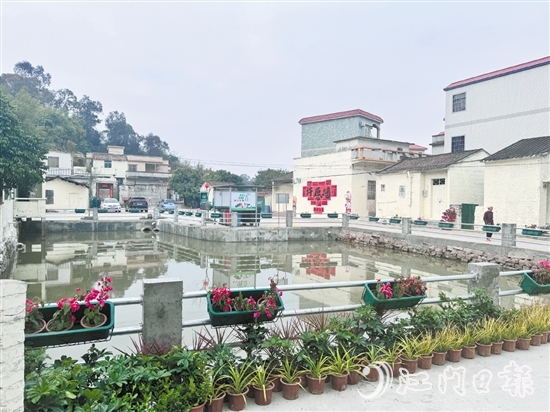 在基礎(chǔ)環(huán)境提升方面，北達(dá)村下了大力氣，帶來的新變化讓村民紛紛點(diǎn)贊。圖為村內(nèi)池塘。