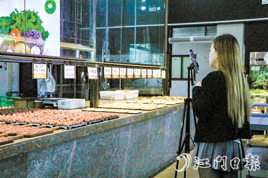 近年來，北達(dá)村延伸五洞牛肉街的發(fā)展鏈條，為村集體經(jīng)濟(jì)發(fā)展注入活力。圖為餐廳員工進(jìn)行直播營(yíng)銷活動(dòng)。