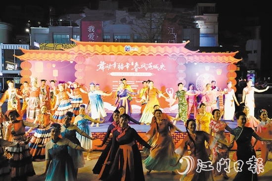 群眾舞蹈隊伍輪番登場，帶來民族舞、古典舞、秧歌等節(jié)目，表演精彩紛呈。