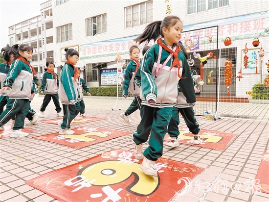 恩平市年樂(lè)學(xué)校學(xué)生一起做游戲，期待校園新生活。