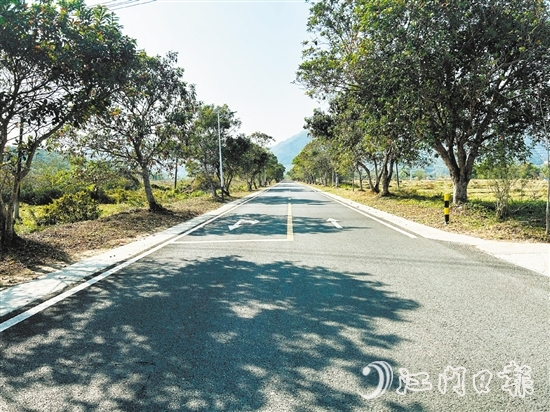 那西村推進道路的美化，方便村民出行。