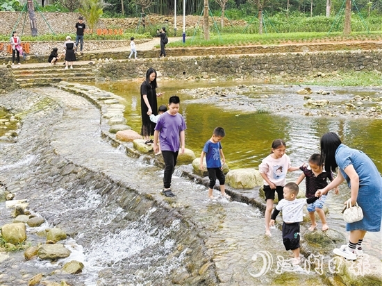 那西村十里河灘石谷景點吸引不少游客前來戲水游玩。