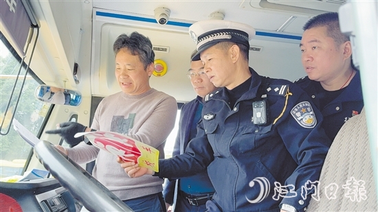 檢查組在校車檢查過程中與駕駛員解說安全駕駛校車的注意事項。